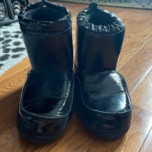 Never Worn - Black Patent Moon Boots - Size 7/8